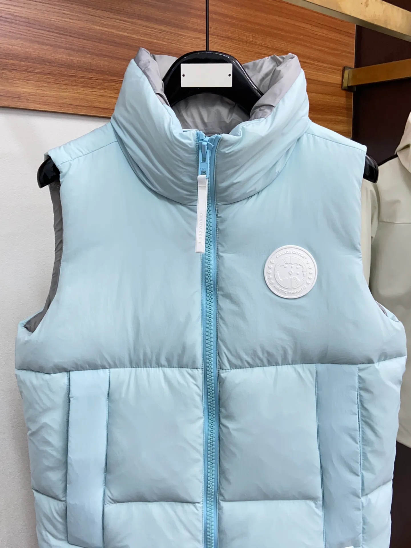 P480 capsule vest original version #𝘾𝘼𝙉𝘼𝘿𝘼 𝙂𝙊𝙊𝙎𝙀/𝙅𝙪𝙣𝙘𝙩𝙞𝙤𝙣 TOP version restore ZP up to 98%‼ ️ CANADA GOOSE/Canada Goose Pastels Pastel Series Everett White Label Vest This versatile Everett vest is a lightweight layering item suitable for wearing in all seasons. It is trimmed in all white and equipped with D-rings for hanging gloves or other daily items when outside. It is ideal for travel and unpredictable weather conditions. The pocket openings and cuff edges are reinforced with CORDURA fabric for durability. The reflective stripes on the back of the collar improve visibility in dim environments, making it the first choice for travel. Size: XS S M L XL XXL Color: Black Melt Water Blue Soft Pink Moonlight Lime